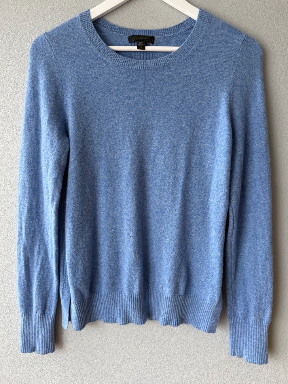 Saks Fifth Avenue blue 100% cashmere crew neck long sleeve sweater Women’s sz L